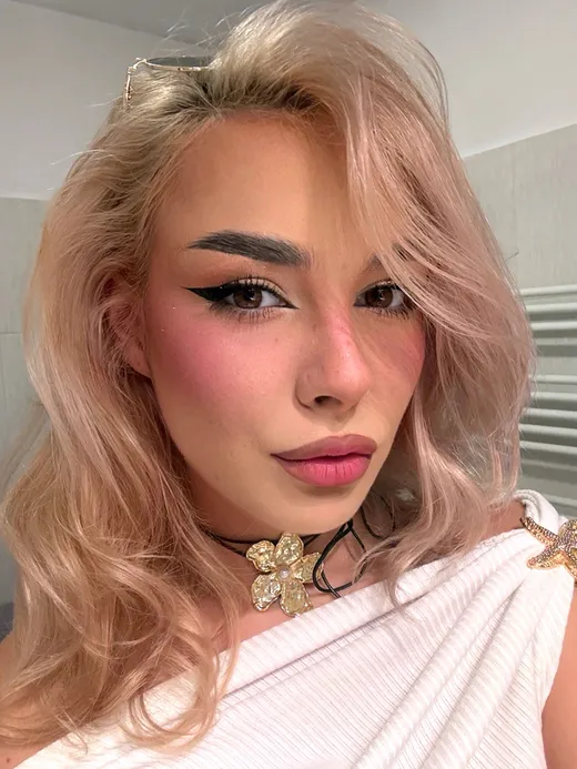 Diana Ilie — blush roz editorial, păr roz-blond, machiaj propriu.