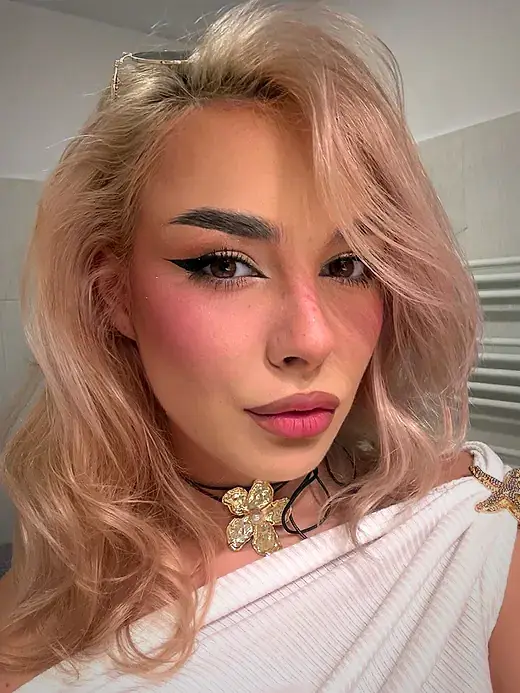 Diana Ilie — blush roz editorial, păr roz-blond, machiaj propriu.