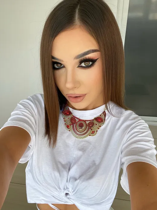 Diana Ilie — cat-eye grafic și colier statement, machiaj propriu.