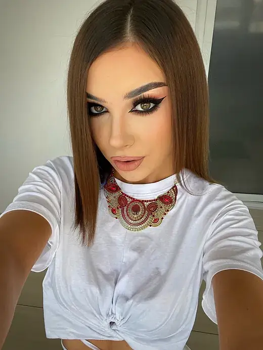 Diana Ilie — cat-eye grafic și colier statement, machiaj propriu.
