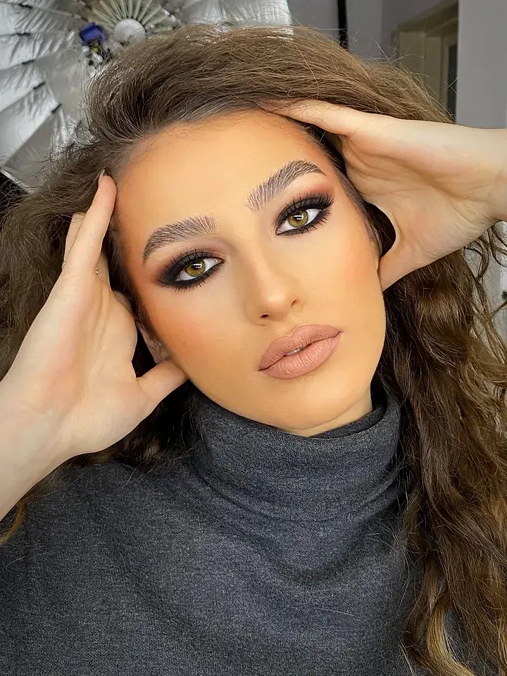 Machiaj de ocazie — ochi smokey intens și buze nude, privire frontală.