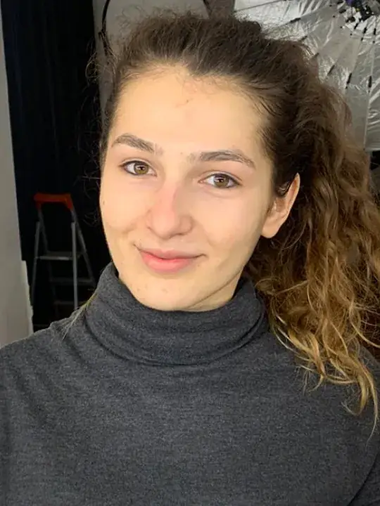 Aceeași modelă, fără machiaj — înainte de transformare.