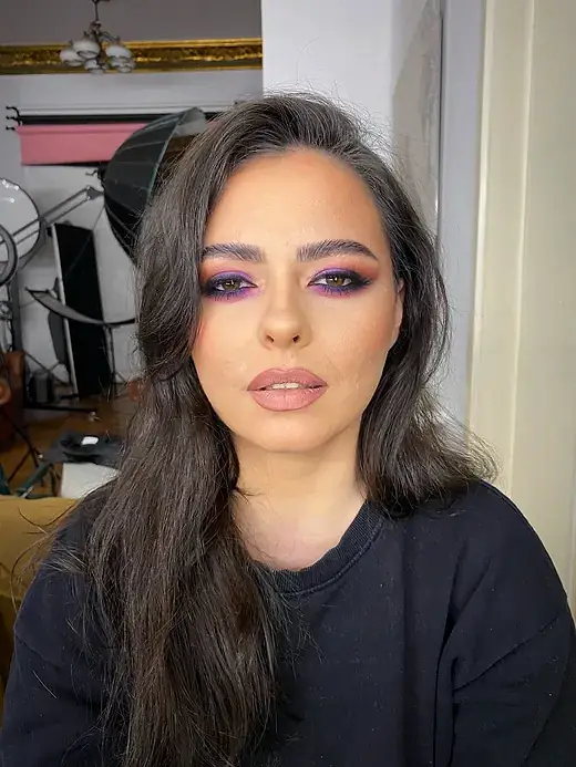 Machiaj de seară — smokey violet intens, buze glossy.